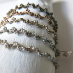 Gedrehtes Häkel Armband mit metallic schimmernden Glasperlen – Bild 7