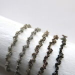 Gedrehtes Häkel Armband mit metallic schimmernden Glasperlen – Bild 10