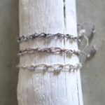 Feines Häkel Armband in 'Netzoptik' mit grau-silber schimmernden Glasperlen – Bild 9