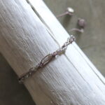 Feines Häkel Armband in 'Netzoptik' mit grau-silber schimmernden Glasperlen – Bild 5