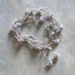 Gehäkelte Kette und Armband mit Miyuki Glasperlen in grau-silber Schimmer – Bild 16