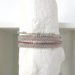 Feines Häkel Armband in 'Netzoptik' mit grau-silber schimmernden Glasperlen – Bild 4