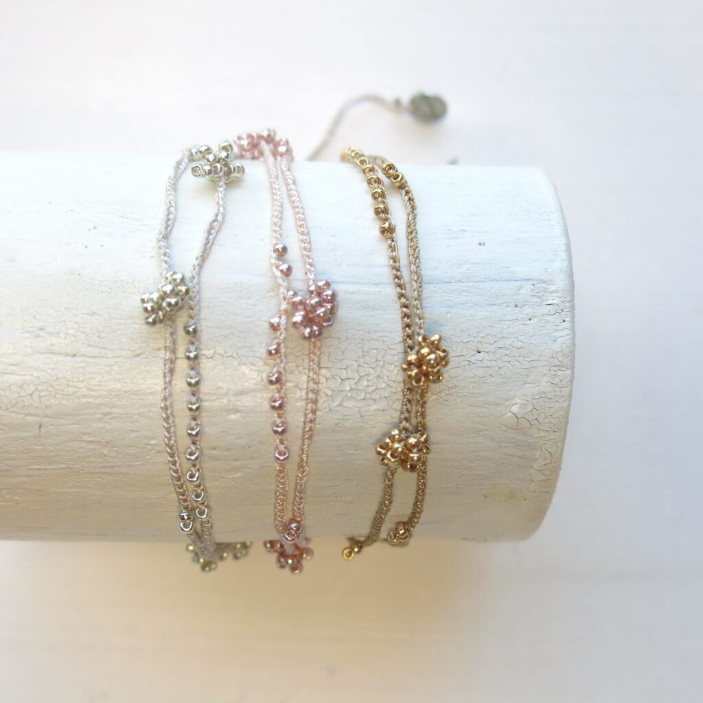 Doppeltes Häkel Armband mit metallic Perlen