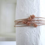 Feine gehäkelte Kette und Wickelarmband aus Perlen in verschiedenen Edelmetallen – Bild 4