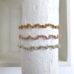 Gedrehtes Häkel Armband mit metallic schimmernden Glasperlen – Bild 3