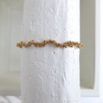 Gedrehtes Häkel Armband mit metallic Perlen – Bild 7