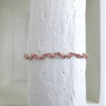 Gedrehtes Häkel Armband mit metallic Perlen – Bild 5