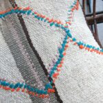 Kissen aus vintage Kelimteppich - beige mit Stickerei – Bild 11