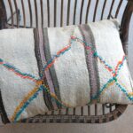 Kissen aus vintage Kelimteppich - beige mit Stickerei – Bild 19