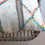 Kissen aus vintage Kelimteppich - beige mit Stickerei – Bild 18