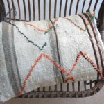 Kissen aus vintage Kelimteppich - beige mit Stickerei – Bild 17