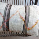 Kissen aus vintage Kelimteppich - beige mit Stickerei – Bild 14