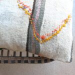 Kissen aus vintage Kelimteppich - beige mit Stickerei – Bild 13