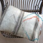 Kissen aus vintage Kelimteppich - beige mit Stickerei – Bild 12