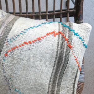 Kissen aus vintage Kelimteppich - beige mit Stickerei