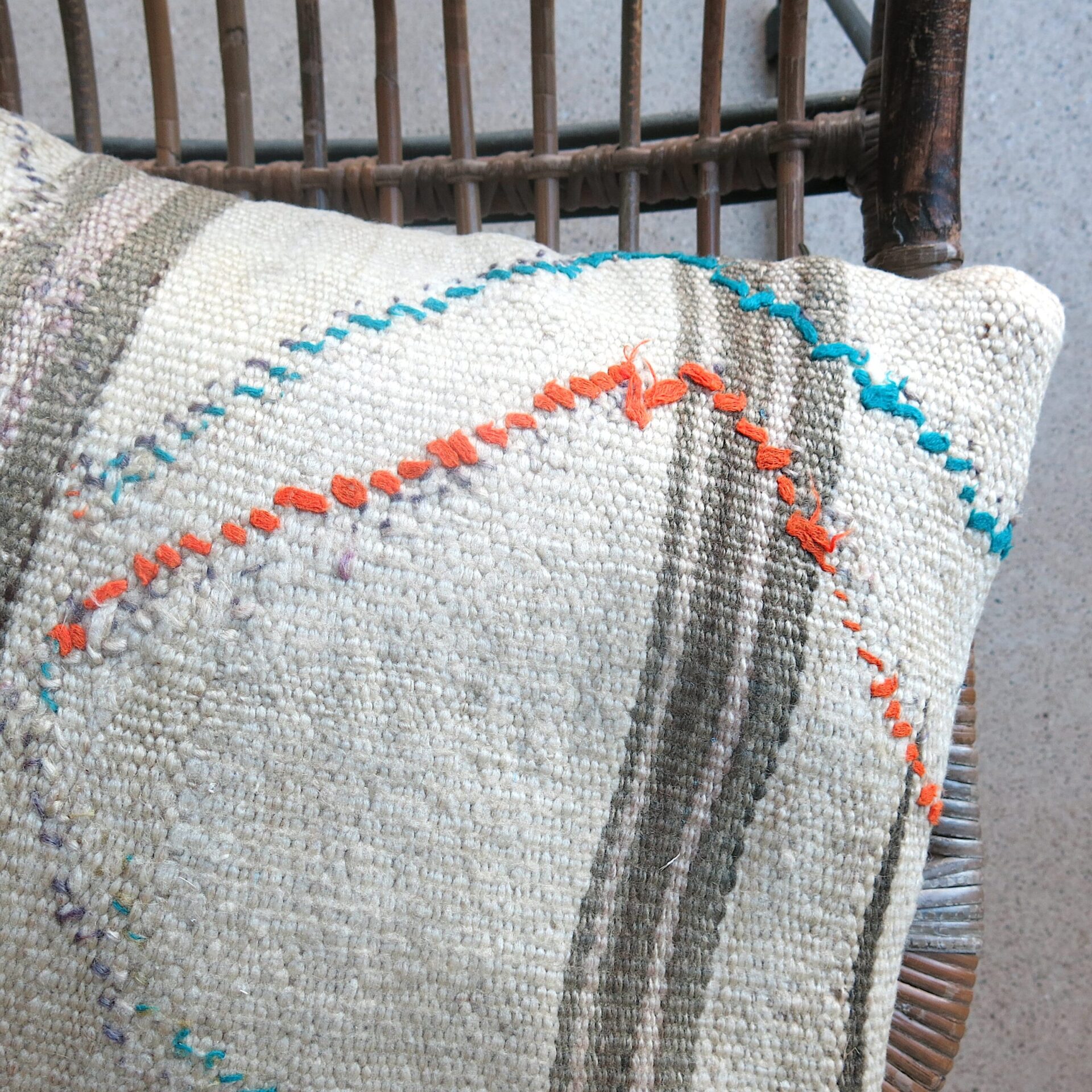 Kissen aus vintage Kelimteppich - beige mit Stickerei Kissen aus vintage Kelimteppich - beige mit Stickerei