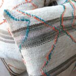 Kissen aus vintage Kelimteppich - beige mit Stickerei – Bild 16