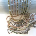 Neue Farben - Armband mit verschiedenen Edelsteinen – Bild 8