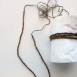 Gehäkelte Kette mit vintage Glasperlen bronze und pewter – Bild 5