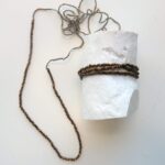 Gehäkelte Kette mit vintage Glasperlen bronze und pewter – Bild 4