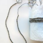 Gehäkelte Kette mit vintage Glasperlen bronze und pewter