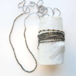 Gehäkelte Kette mit vintage Glasperlen bronze und pewter – Bild 2