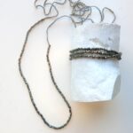 Gehäkelte Kette mit vintage Glasperlen bronze und pewter – Bild 3