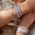 Feines Armband mit facettierten Glas-Rocailles Perlen – Bild 6