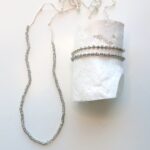 Feine gehäkelte Kette aus Glas Rocailles Perlen – Bild 5